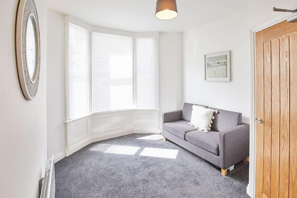 Apt 1 - Queens Court Скарборо Екстер'єр фото